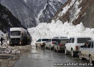 Сход лавин временно парализовал движение на автодороге Душанбе-Чанак 
