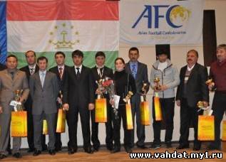 Призеры таджикского футбола-2011 получили свои награды.